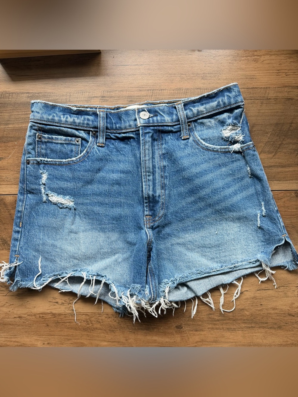 Abercrombie & Fitch “The 4” Mom Short” high rise